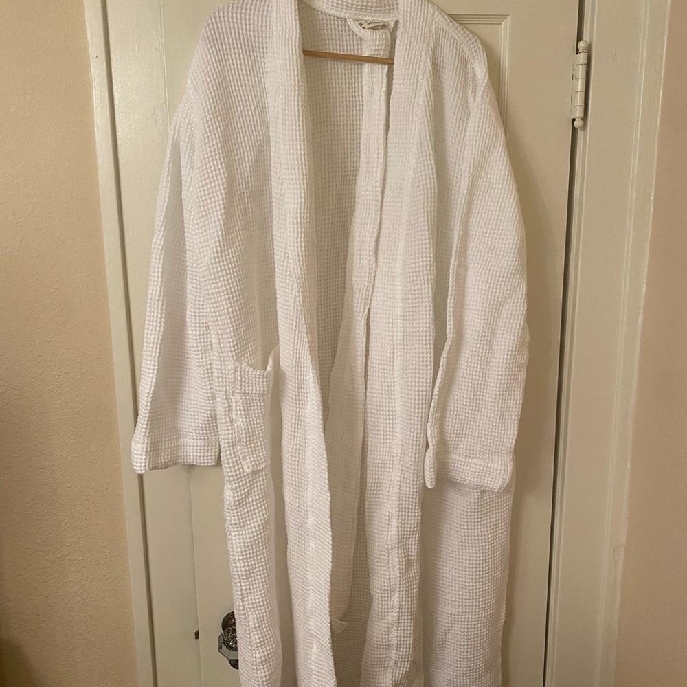 Coyuchi Classic White Textured Robe - Picture 2 of 5